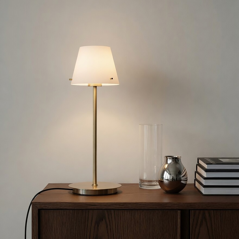 Gil 34cm Satiniertes Messing tischlampe Von Herstal - Sie ist aus Metall mit einer Oberfl&auml;che aus satiniertem Messing gefertigt und verf&uuml;gt &uuml;ber einen wei&szlig;en Glasschirm, der ein sanftes und angenehmes Licht verbreitet.