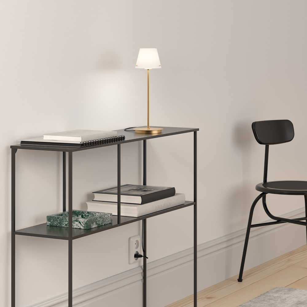 Gil 34cm Satiniertes Messing tischlampe Von Herstal - Sie ist aus Metall mit einer Oberfl&auml;che aus satiniertem Messing gefertigt und verf&uuml;gt &uuml;ber einen wei&szlig;en Glasschirm, der ein sanftes und angenehmes Licht verbreitet.