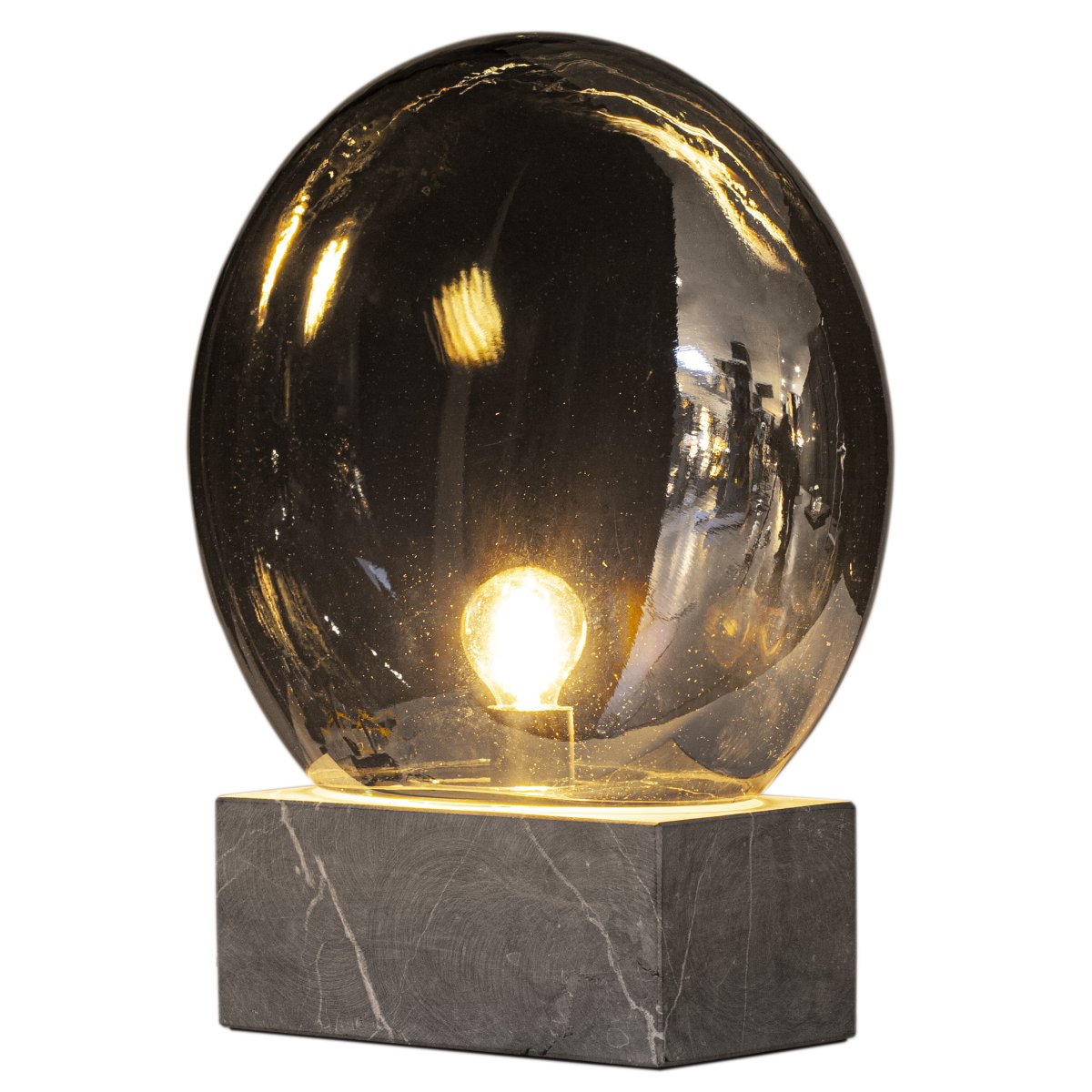 Glori 35cm rauchfarben tischlampe Von By Rydéns - Glori ist eine prachtvolle Tischleuchte, deren Kombination aus Marmor und Glas eine faszinierende Harmonie schafft.