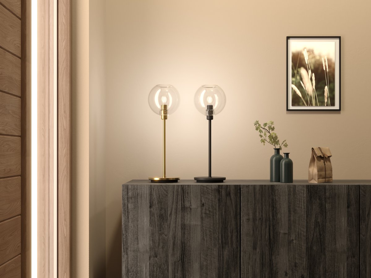 Gloria 46cm Messing/klar tischlampe Von Belid - Gloria hat ein einfaches und elegantes Design mit einem Lampensockel aus Metall und einem runden Glasschirm.