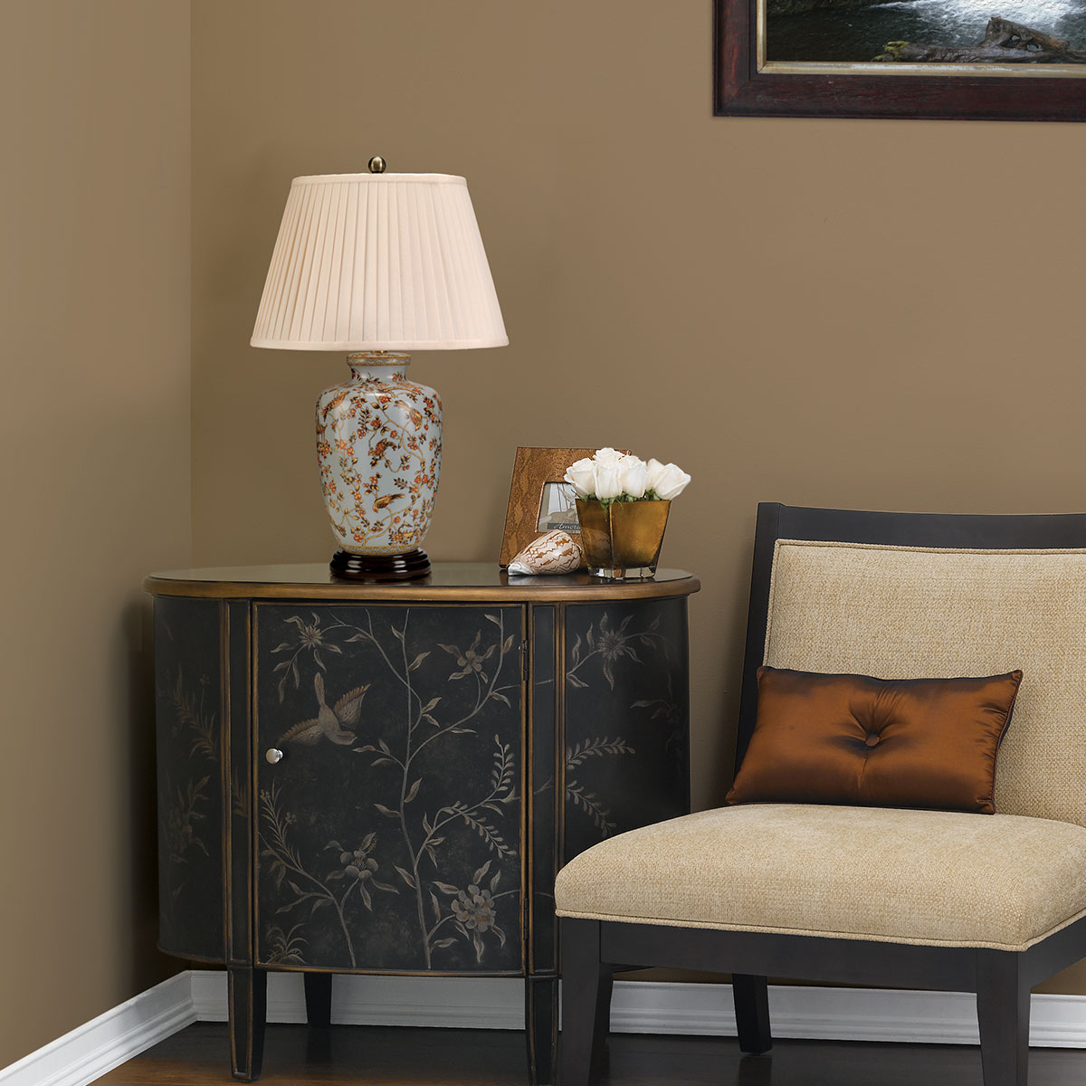 Gold Birds 65cm Mehrfarbig tischlampe Von Elstead Lighting - Der Lampenfuß aus Porzellan mit blauem Hintergrund und wunderschönem Muster schafft zusammen mit dem cremefarbenen Lampenschirm Harmonie und Luxus im Raum.