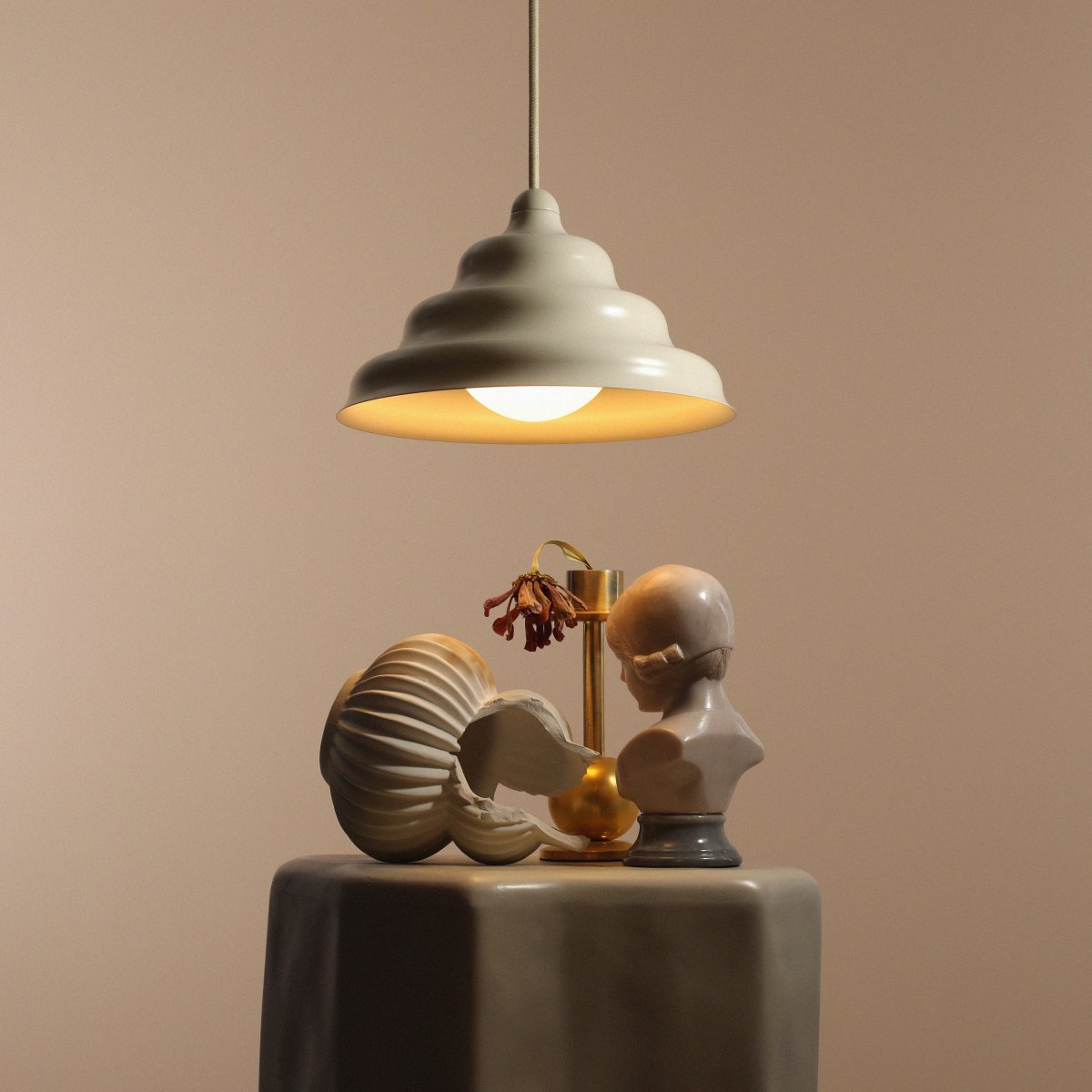 Wave Ø23 Cremeweiß hängelampe Von Artera - Wave ist eine moderne Pendelleuchte im Retro-Design und damit eine vielseitige Leuchte, die in jedes Zuhause passt.
