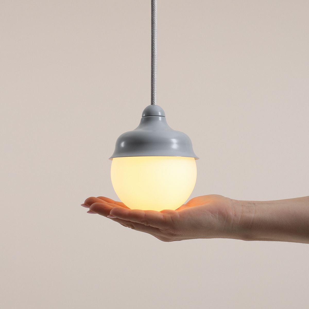 Wave Ø17 Blau hängelampe Von Artera - Der wei&szlig;e Farbton in Kombination mit den Details in der Farbe Graublau.