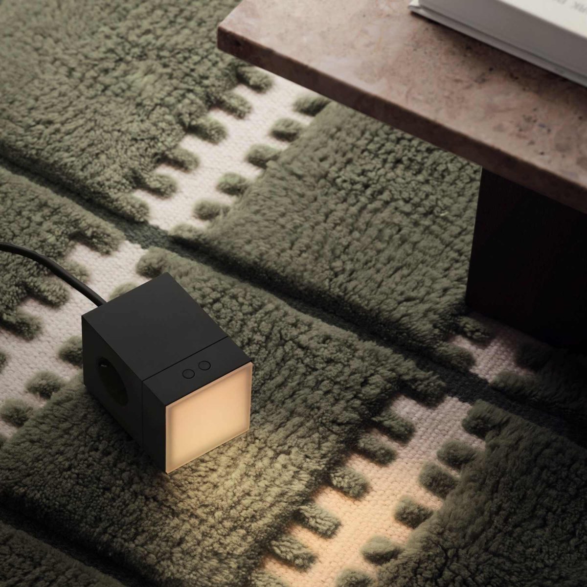 LAMP 1 - EU Schwarz Von Avolt - Diese praktische kleine Lampe wird direkt an die Steckdose (230 V) angeschlossen und eignet sich perfekt als Nachtlicht oder Stimmungslicht im Flur, Schlafzimmer oder anderen Räumen, in denen Sie ein sanftes Licht wünschen.