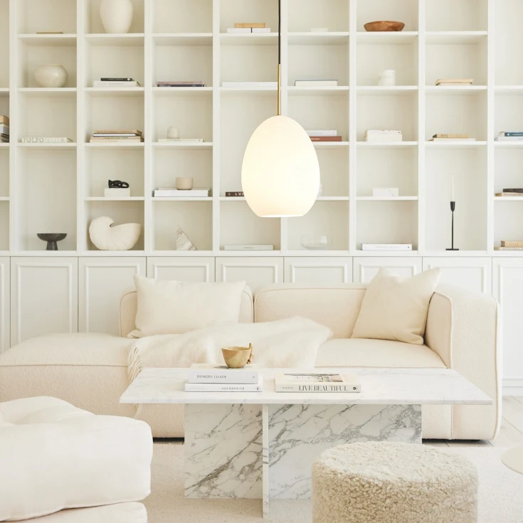 Bodø Ø28 Opal hängelampe Von Halo Design - Die glatte Oberfl&auml;che und die runde Form des Opalglases sorgen f&uuml;r eine feine Lichtverteilung im Raum und verleihen in Kombination mit den Messingdetails Eleganz.