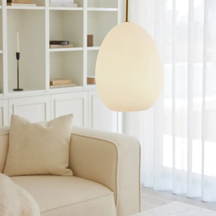 Bodø Ø28 Opal hängelampe Von Halo Design - Die glatte Oberfl&auml;che und die runde Form des Opalglases sorgen f&uuml;r eine feine Lichtverteilung im Raum und verleihen in Kombination mit den Messingdetails Eleganz.