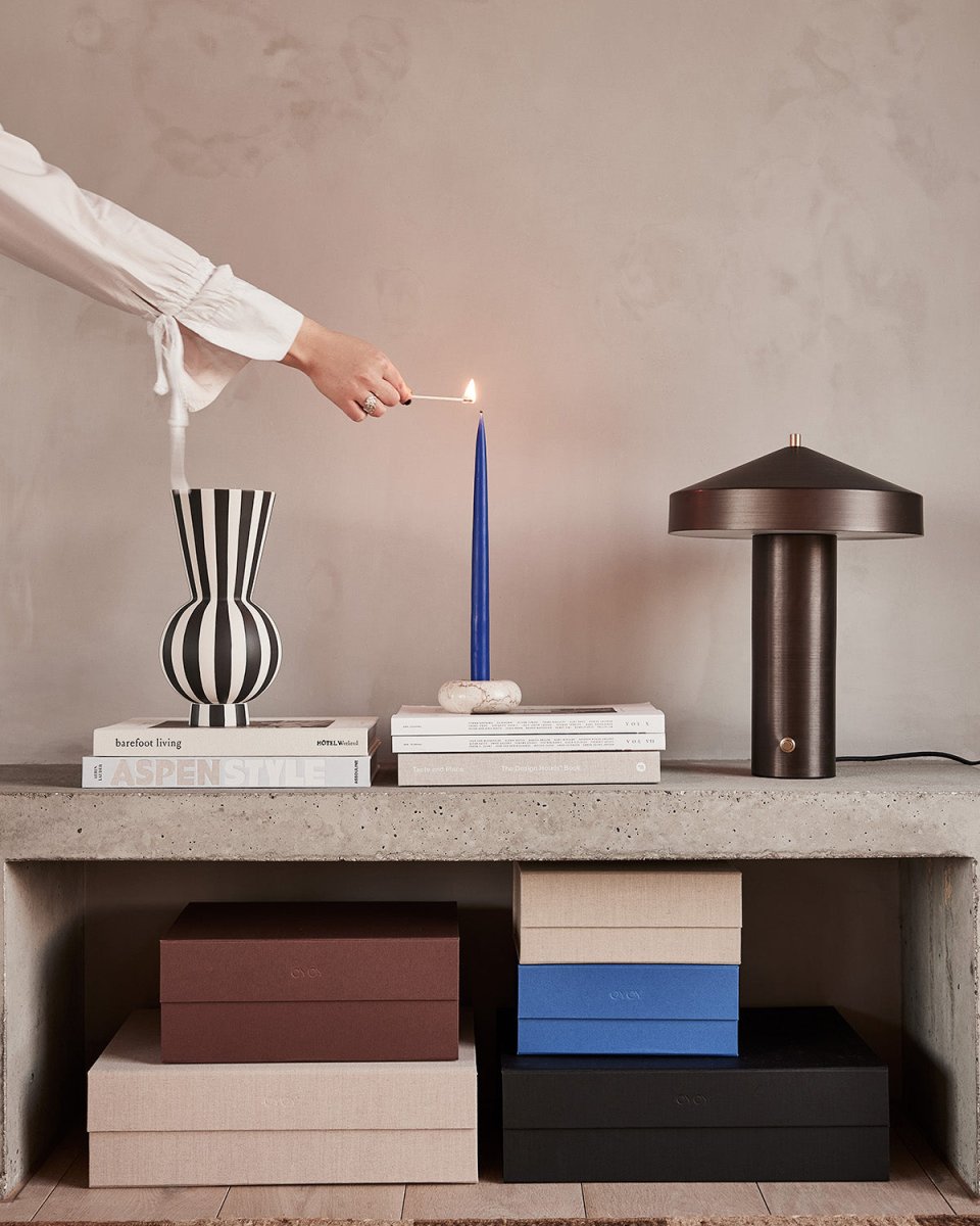 Hatto 40cm Bronze tischlampe Von OYOY - Die Leuchte ist Teil der beliebten Hatto-Serie und in mehreren modernen Farben erhältlich.