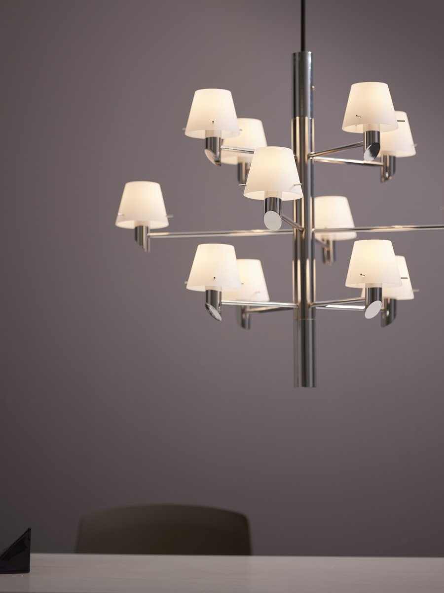 Gil Ø67 Chrom hängelampe Von Herstal - Sein modernes Design reflektiert Licht und Leben mit souver&auml;ner Eleganz durch die Opalglasschirme.