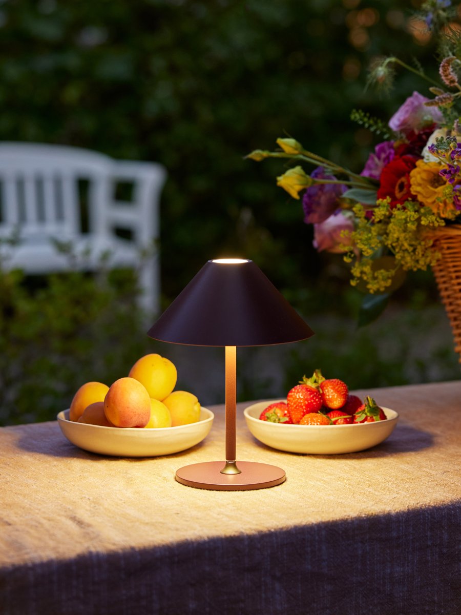 Hygge 20cm Kastanienbraun tragbare Von Halo Design - Es hat die Schutzart IP54 und ist daher für den Einsatz im Innen- und Außenbereich geeignet (es sollte jedoch im Innenbereich gelagert und aufgeladen werden).