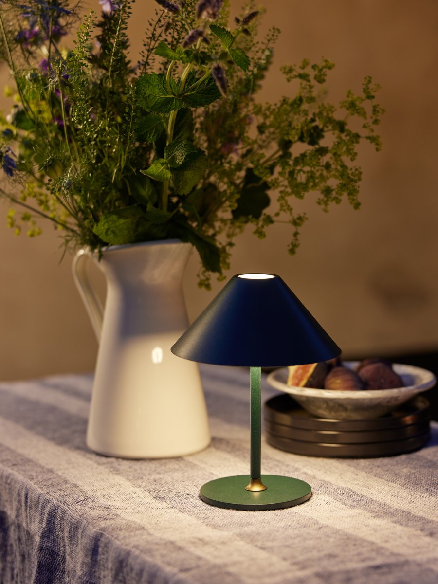 Hygge 20cm Grün tragbare Von Halo Design - Es hat die Schutzart IP54 und ist daher für den Einsatz im Innen- und Außenbereich geeignet (es sollte jedoch im Innenbereich gelagert und aufgeladen werden).