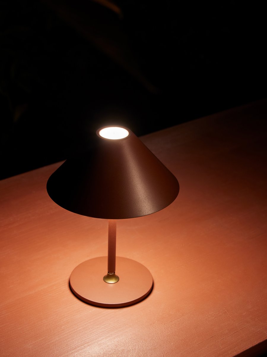 Hygge 20cm Kastanienbraun tragbare Von Halo Design - Es hat die Schutzart IP54 und ist daher für den Einsatz im Innen- und Außenbereich geeignet (es sollte jedoch im Innenbereich gelagert und aufgeladen werden).