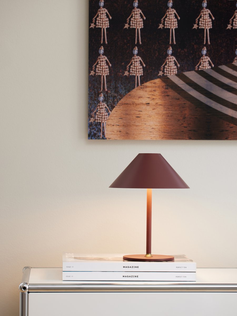 Hygge 20cm Kastanienbraun tragbare Von Halo Design - Es hat die Schutzart IP54 und ist daher für den Einsatz im Innen- und Außenbereich geeignet (es sollte jedoch im Innenbereich gelagert und aufgeladen werden).