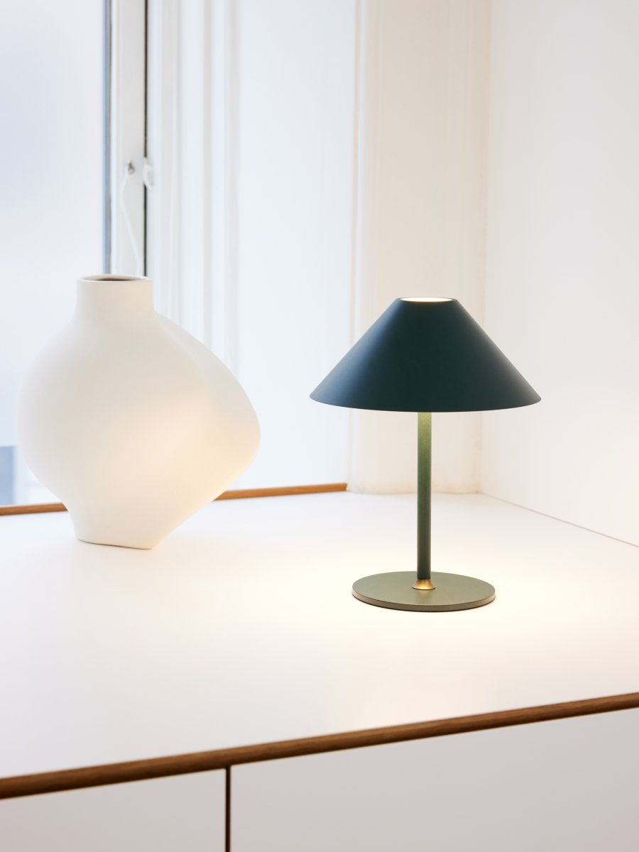 Hygge 20cm Grün tragbare Von Halo Design - Es hat die Schutzart IP54 und ist daher für den Einsatz im Innen- und Außenbereich geeignet (es sollte jedoch im Innenbereich gelagert und aufgeladen werden).