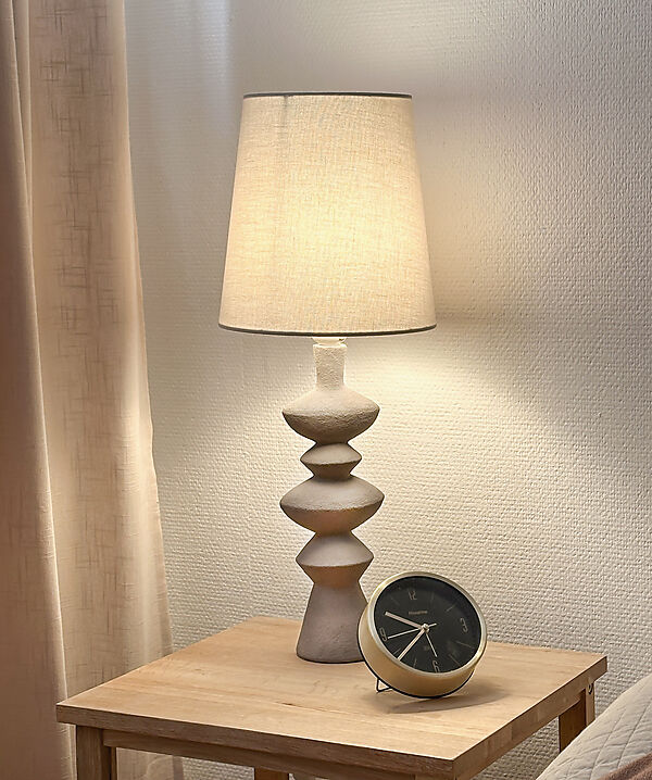 Nina 54cm Grau tischlampe Von Aneta Lighting - Die modernistische Tischlampe Nina mit ihren interessanten Formen wird ein leicht zu platzierendes und schönes Detail in Ihrem Zuhause sein.