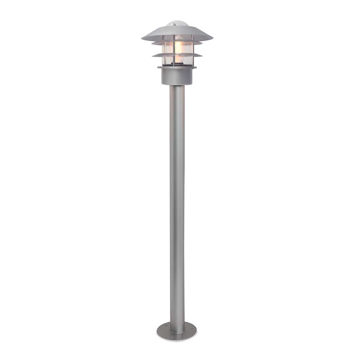 Helsingor 100cm Silber pollarleuchten Von Elstead Lighting - Tillverkad av rostfritt st&aring;l i silverfinish och glas, erbjuder den en slitstark och v&auml;derbest&auml;ndig konstruktion som &auml;r perfekt vid uppfarter, entr&eacute;er eller tr&auml;dg&aring;rdsg&aring;ngar.