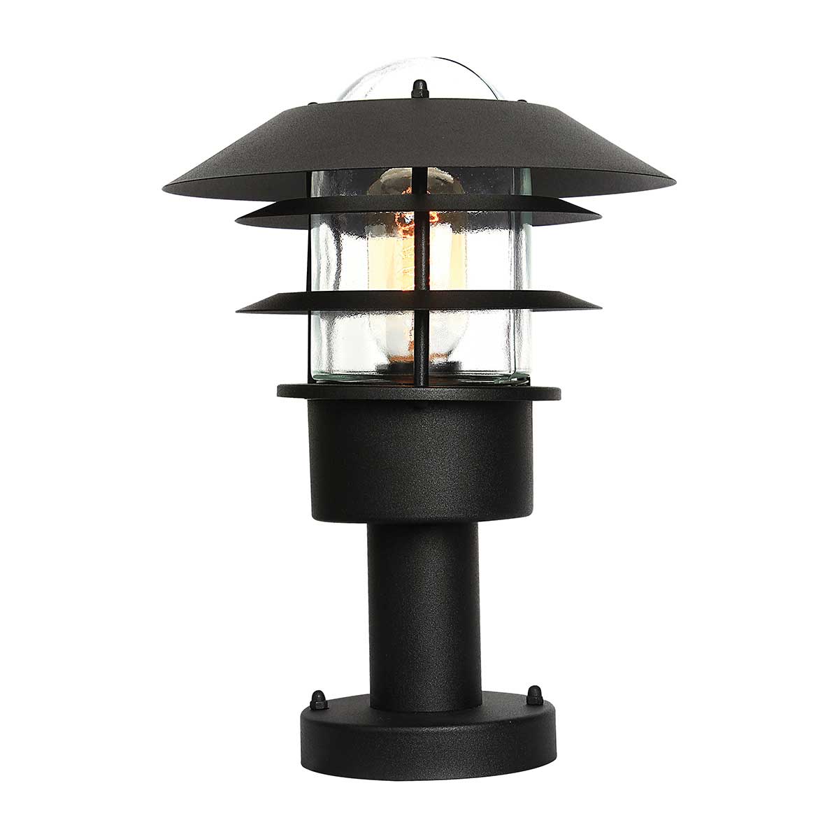 Helsingor 30cm Schwarz Von Elstead Lighting - Tillverkad av rostfritt st&aring;l i svart finish och glas, erbjuder den en slitstark och v&auml;derbest&auml;ndig konstruktion som &auml;r perfekt f&ouml;r entr&eacute;er, tr&auml;dg&aring;rdsg&aring;ngar och uteplatser.