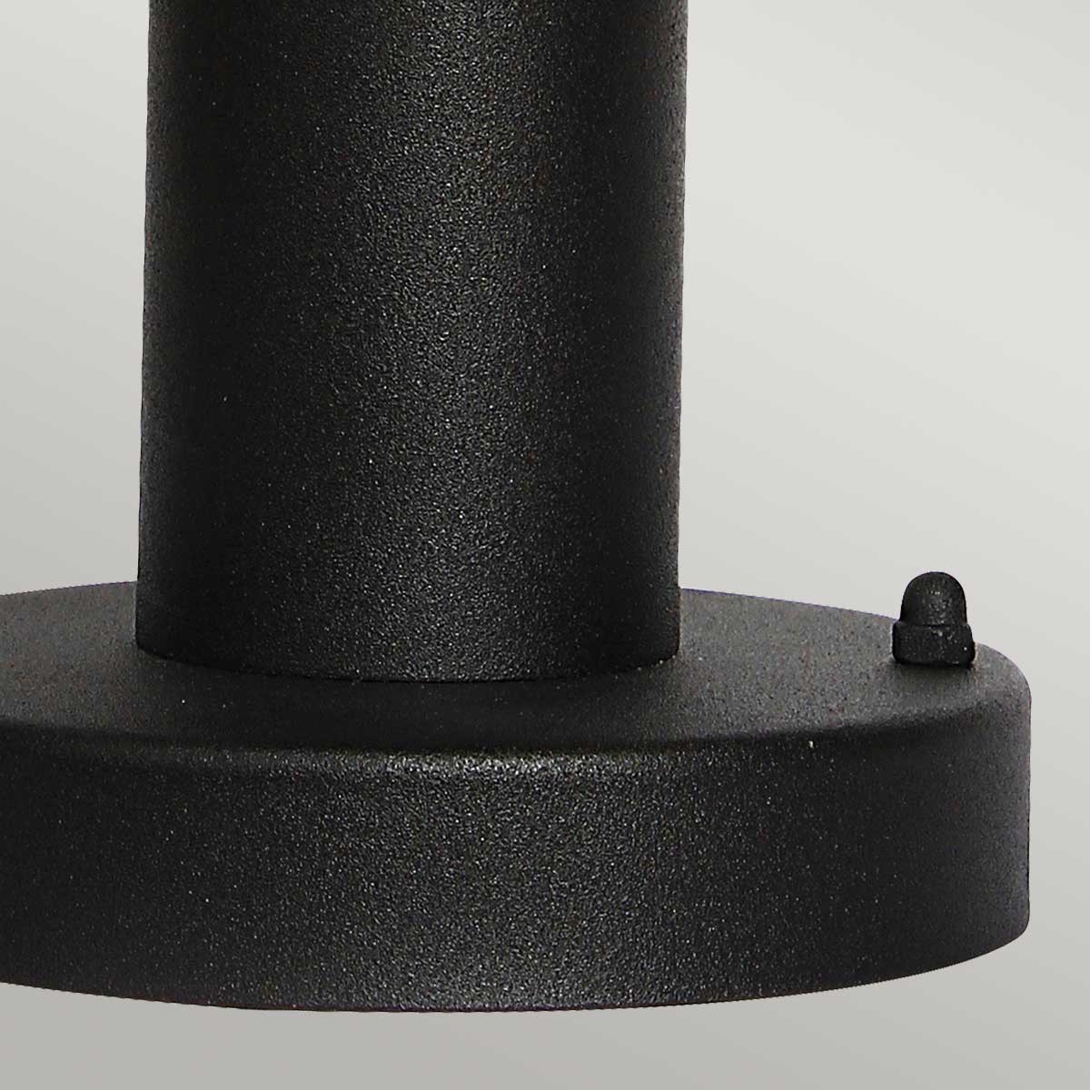 Helsingor 30cm Schwarz Von Elstead Lighting - Tillverkad av rostfritt st&aring;l i svart finish och glas, erbjuder den en slitstark och v&auml;derbest&auml;ndig konstruktion som &auml;r perfekt f&ouml;r entr&eacute;er, tr&auml;dg&aring;rdsg&aring;ngar och uteplatser.