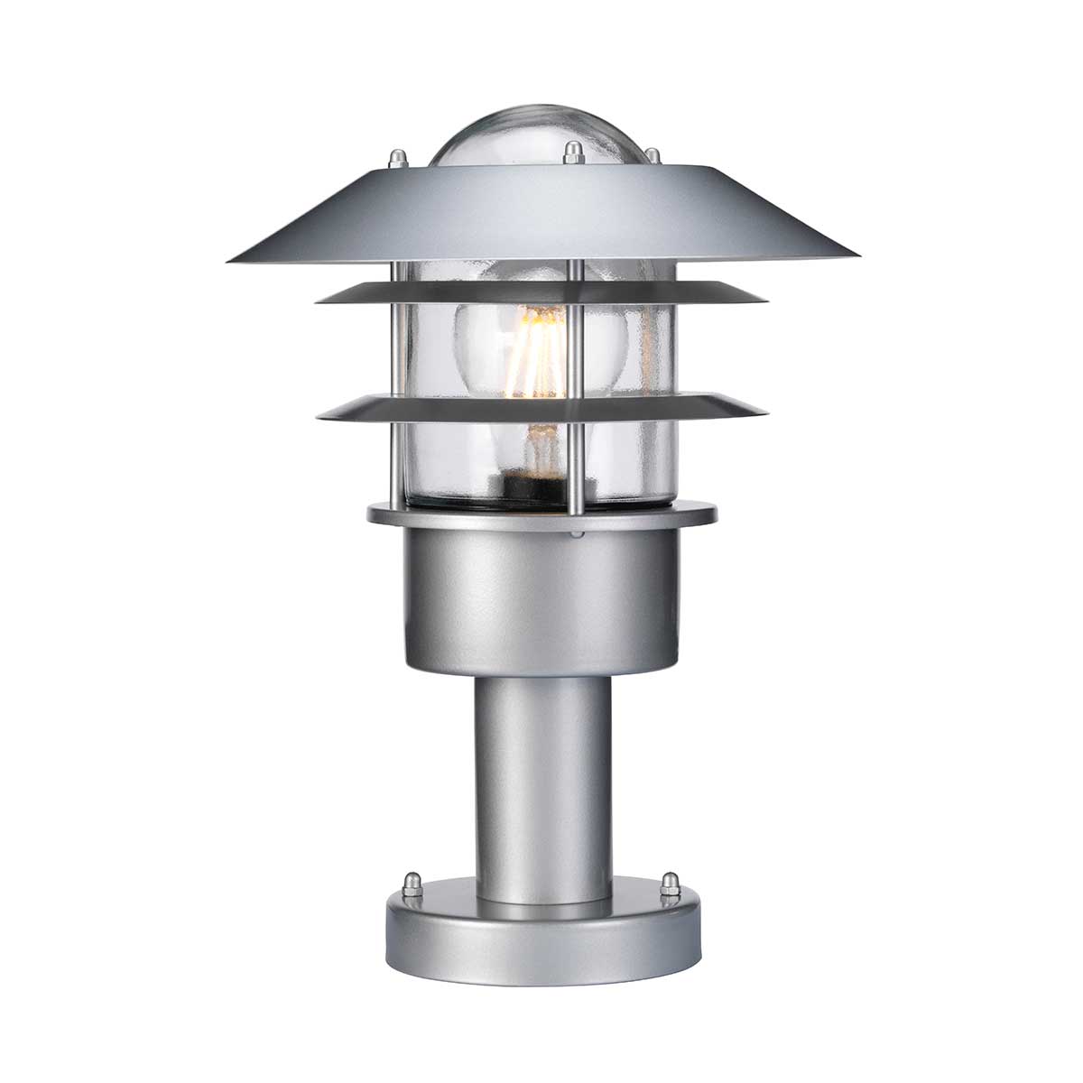 Helsingor 30cm Silber Von Elstead Lighting - Tillverkad av rostfritt st&aring;l i silverfinish och glas, erbjuder den en slitstark och v&auml;derbest&auml;ndig konstruktion som &auml;r perfekt f&ouml;r entr&eacute;er, tr&auml;dg&aring;rdsg&aring;ngar och uteplatser.
