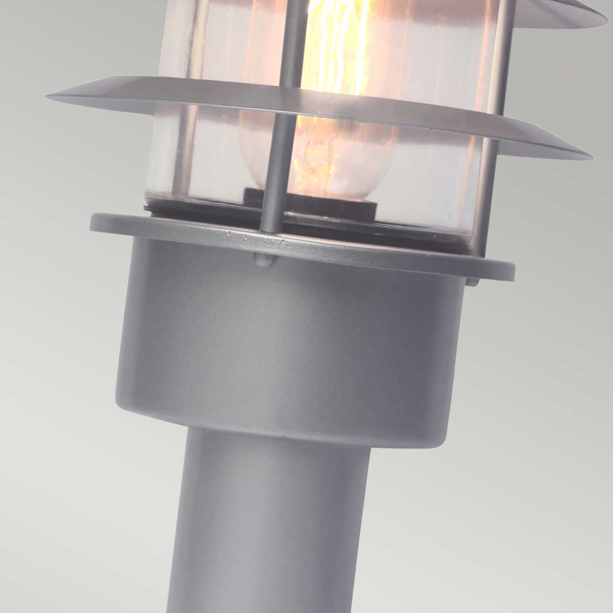 Helsingor 30cm Silber Von Elstead Lighting - Tillverkad av rostfritt st&aring;l i silverfinish och glas, erbjuder den en slitstark och v&auml;derbest&auml;ndig konstruktion som &auml;r perfekt f&ouml;r entr&eacute;er, tr&auml;dg&aring;rdsg&aring;ngar och uteplatser.
