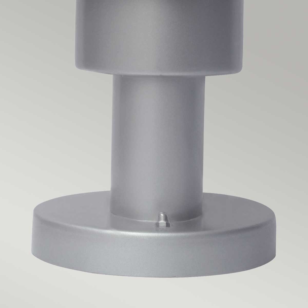 Helsingor 30cm Silber Von Elstead Lighting - Tillverkad av rostfritt st&aring;l i silverfinish och glas, erbjuder den en slitstark och v&auml;derbest&auml;ndig konstruktion som &auml;r perfekt f&ouml;r entr&eacute;er, tr&auml;dg&aring;rdsg&aring;ngar och uteplatser.