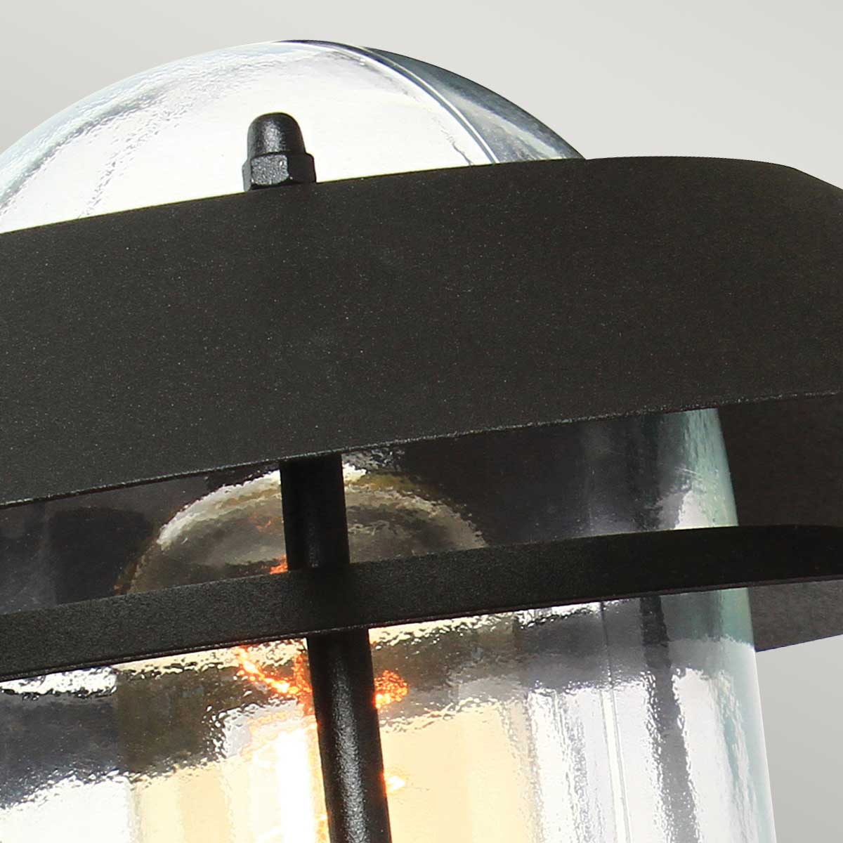 Helsingor PIR Ø22 Schwarz außenlampe Von Elstead Lighting - Tillverkad av rostfritt st&aring;l i svart finish och glas, erbjuder den en robust och v&auml;derbest&auml;ndig konstruktion som &auml;r perfekt f&ouml;r fasader, entr&eacute;er och uteplatser.