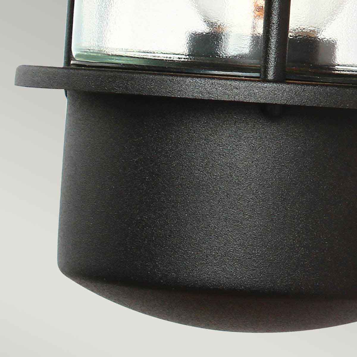 Helsingor PIR Ø22 Schwarz außenlampe Von Elstead Lighting - Tillverkad av rostfritt st&aring;l i svart finish och glas, erbjuder den en robust och v&auml;derbest&auml;ndig konstruktion som &auml;r perfekt f&ouml;r fasader, entr&eacute;er och uteplatser.