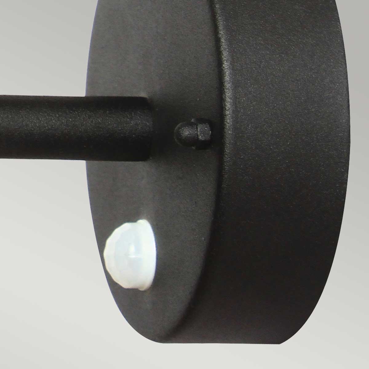 Helsingor PIR Ø22 Schwarz außenlampe Von Elstead Lighting - Tillverkad av rostfritt st&aring;l i svart finish och glas, erbjuder den en robust och v&auml;derbest&auml;ndig konstruktion som &auml;r perfekt f&ouml;r fasader, entr&eacute;er och uteplatser.