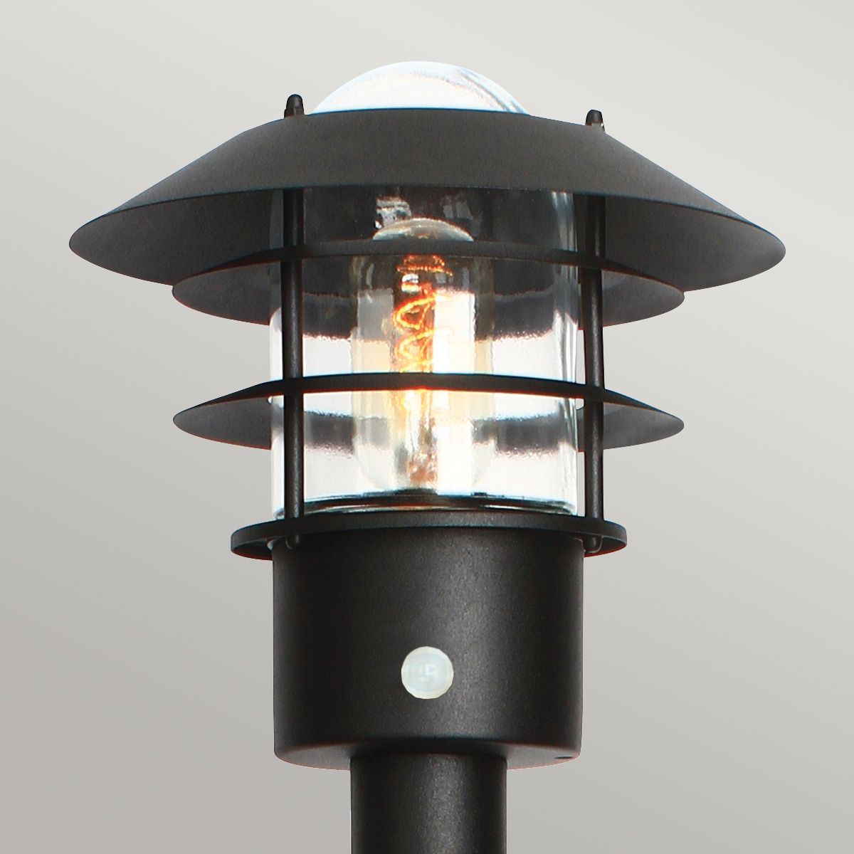 Helsingor PIR 100cm Schwarz pollarleuchten Von Elstead Lighting - Tillverkad av rostfritt st&aring;l i svart finish och glas, erbjuder den en robust och v&auml;derbest&auml;ndig konstruktion som &auml;r perfekt vid uppfarter, entr&eacute;er eller tr&auml;dg&aring;rdsg&aring;ngar.
