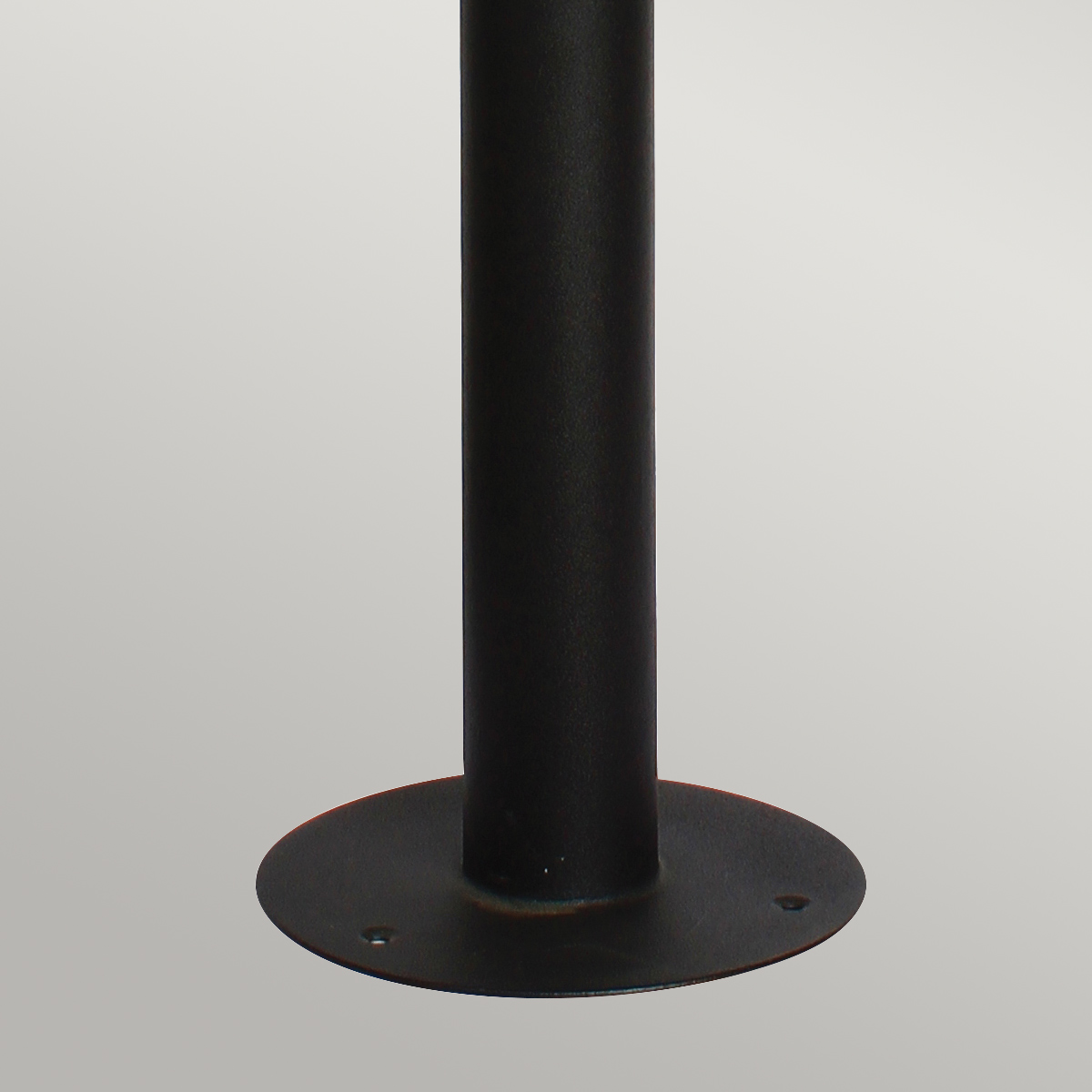 Helsingor PIR 100cm Schwarz pollarleuchten Von Elstead Lighting - Tillverkad av rostfritt st&aring;l i svart finish och glas, erbjuder den en robust och v&auml;derbest&auml;ndig konstruktion som &auml;r perfekt vid uppfarter, entr&eacute;er eller tr&auml;dg&aring;rdsg&aring;ngar.