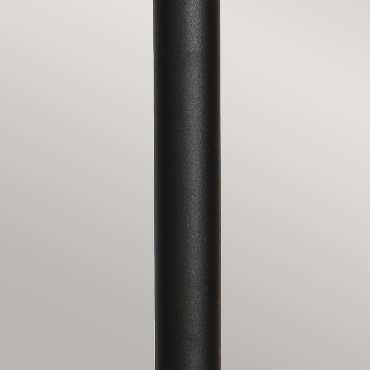 Helsingor PIR 100cm Schwarz pollarleuchten Von Elstead Lighting - Tillverkad av rostfritt st&aring;l i svart finish och glas, erbjuder den en robust och v&auml;derbest&auml;ndig konstruktion som &auml;r perfekt vid uppfarter, entr&eacute;er eller tr&auml;dg&aring;rdsg&aring;ngar.