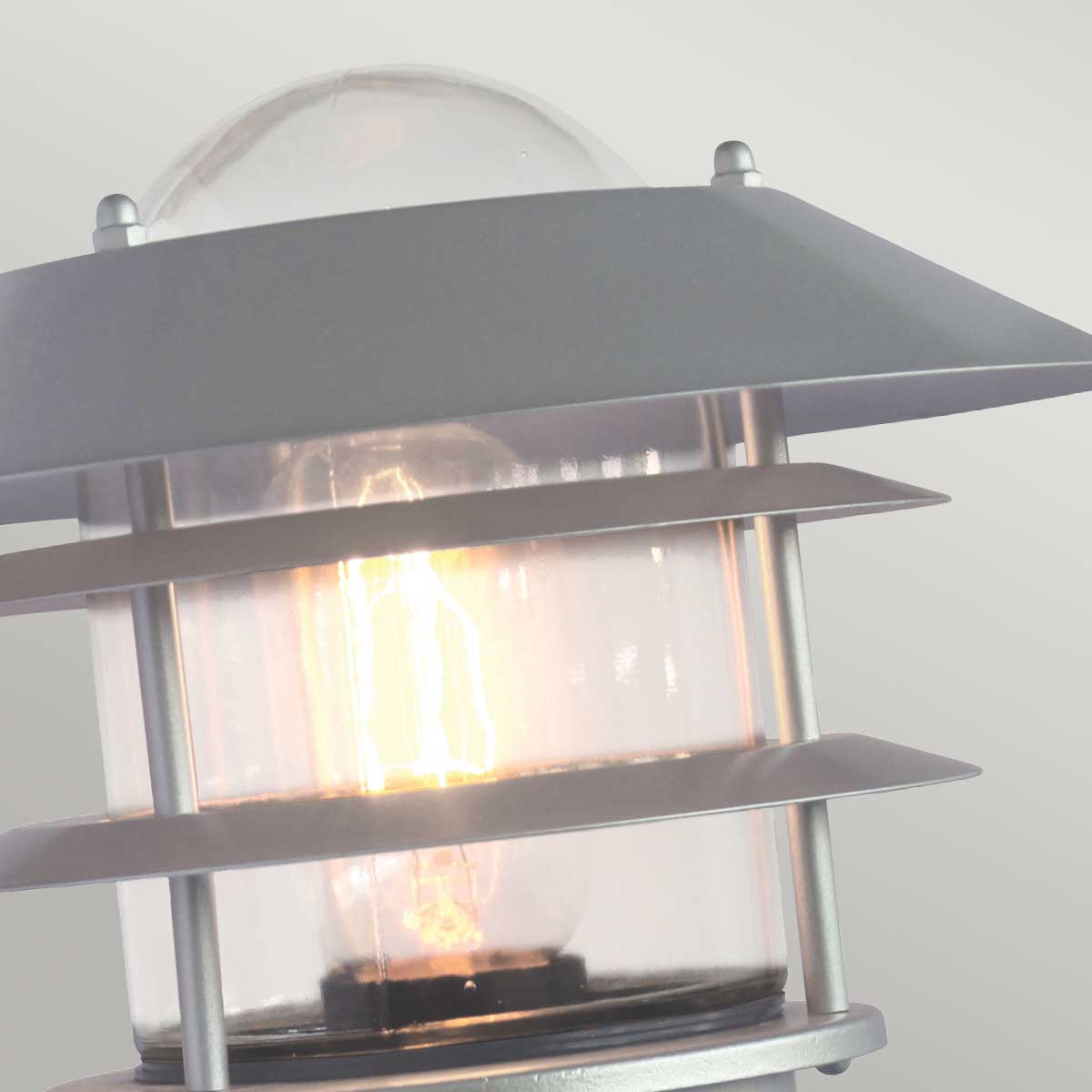 Helsingor PIR Ø22 Silber außenlampe Von Elstead Lighting - Tillverkad av rostfritt st&aring;l i silverfinish och glas, erbjuder den en robust och v&auml;derbest&auml;ndig konstruktion som &auml;r perfekt f&ouml;r fasader, entr&eacute;er och uteplatser.