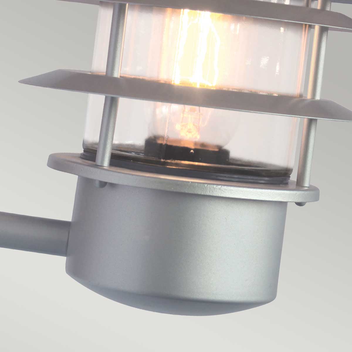 Helsingor PIR Ø22 Silber außenlampe Von Elstead Lighting - Tillverkad av rostfritt st&aring;l i silverfinish och glas, erbjuder den en robust och v&auml;derbest&auml;ndig konstruktion som &auml;r perfekt f&ouml;r fasader, entr&eacute;er och uteplatser.