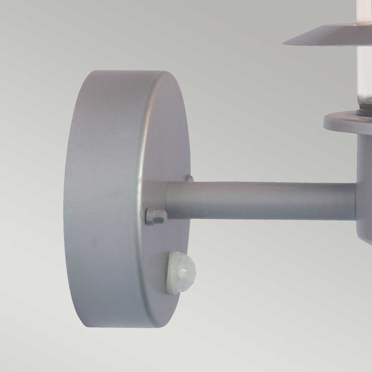 Helsingor PIR Ø22 Silber außenlampe Von Elstead Lighting - Tillverkad av rostfritt st&aring;l i silverfinish och glas, erbjuder den en robust och v&auml;derbest&auml;ndig konstruktion som &auml;r perfekt f&ouml;r fasader, entr&eacute;er och uteplatser.