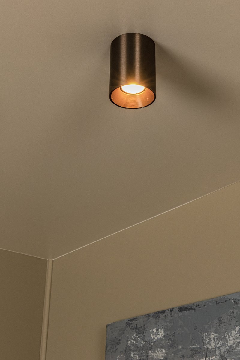 Gerti Braun spotlight Von Lucide - Gerti ist ein stilvoller Metallstrahler mit einer eleganten, braunen Metallic-Oberfl&auml;che, der Ihrem Zuhause einen modernen und anspruchsvollen Look verleiht.