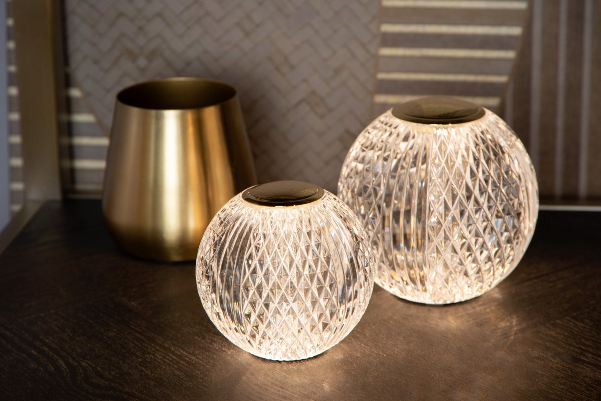 Cintra 11cm Transparent tragbare Von Lucide - Mit dem mitgelieferten USB-C-Kabel (40 cm) ist sie in 7 Stunden vollst&auml;ndig aufgeladen und leuchtet bis zu 32 Stunden bei niedrigster und bis zu 7 Stunden bei h&ouml;chster Helligkeit.