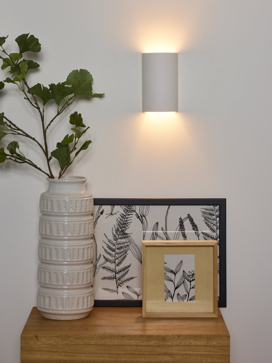 Gipsy 18cm Weiß wandlampe Von Lucide - Ihr stilvolles Design in Form einer abgerundeten Halbr&ouml;hre sorgt f&uuml;r ein sanftes und gleichm&auml;&szlig;iges Licht, das sich wundersch&ouml;n an der Wand verteilt.