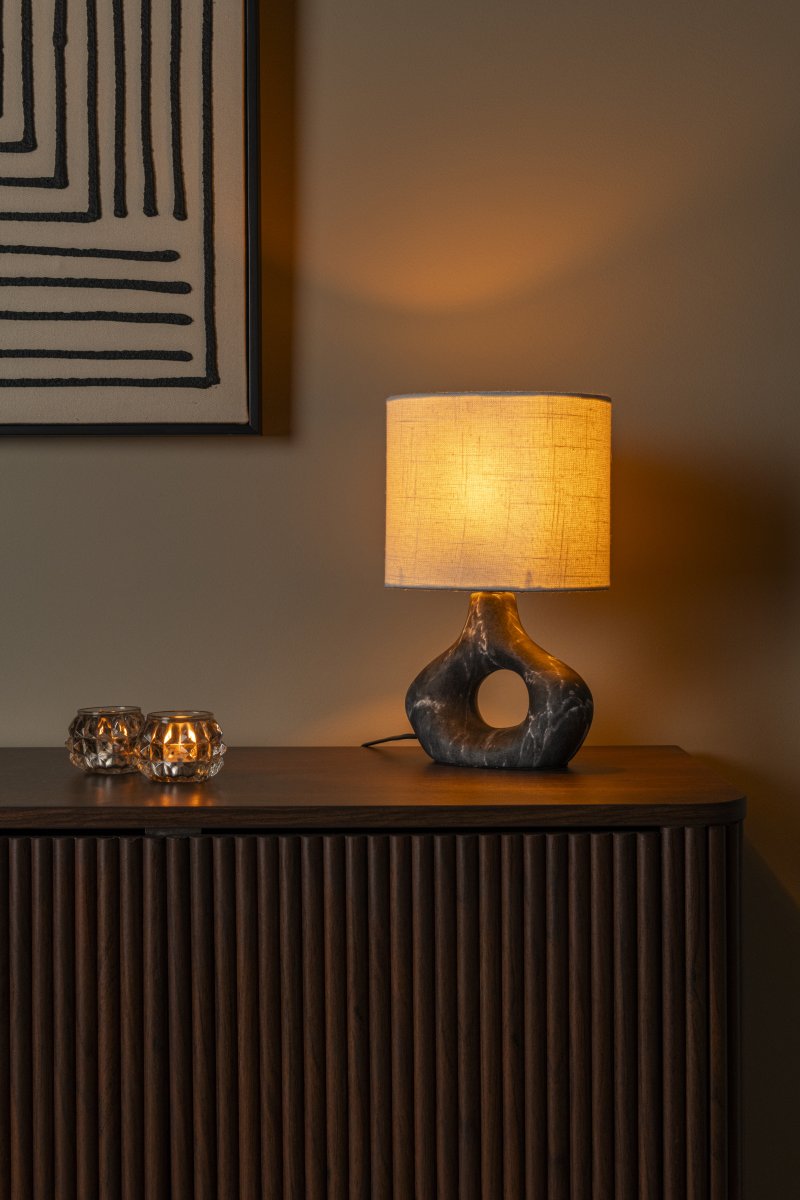Tomeo 30cm Schwarz tischlampe Von Lucide - Der ovale Lampenschirm aus weißem Textil spendet ein sanftes und angenehmes Licht und harmoniert perfekt mit der Form des Fußes.