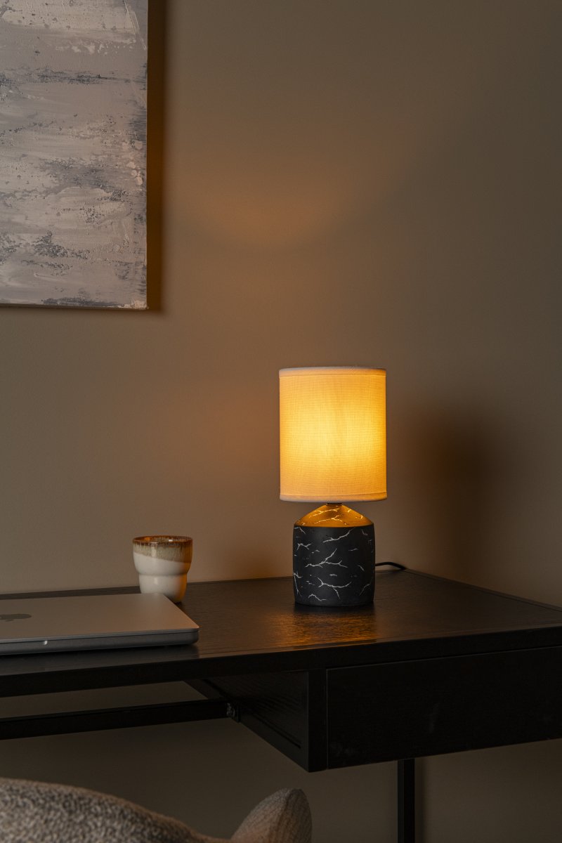 Fran 30cm Schwarz tischlampe Von Lucide - Das weiße, unregelmäßige Muster auf dem Fuß erzeugt eine marmorierte Optik und bildet einen schönen Kontrast zur dunklen Oberfläche.