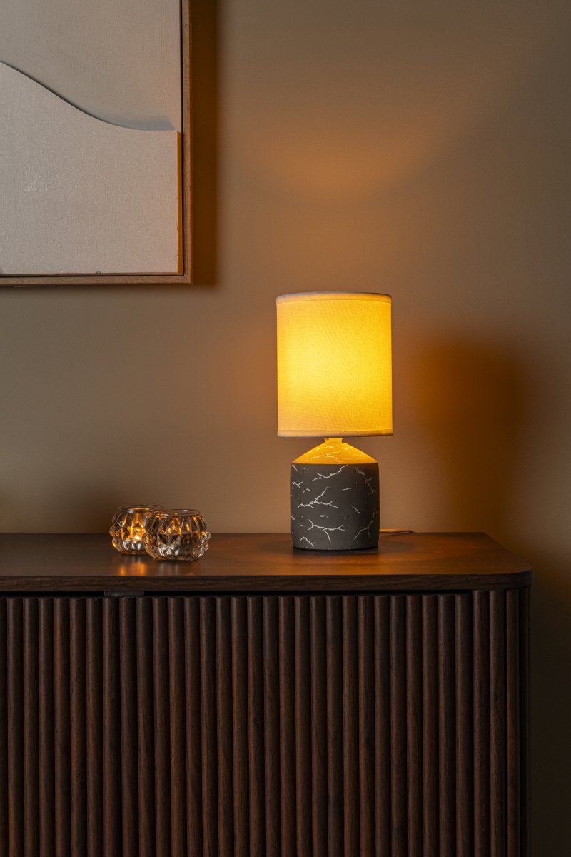 Fran 30cm Taupe tischlampe Von Lucide - Das weiße, unregelmäßige dunkle Muster auf dem Fuß erzeugt eine marmorierte Optik und bildet einen schönen Kontrast zur dunklen Oberfläche.