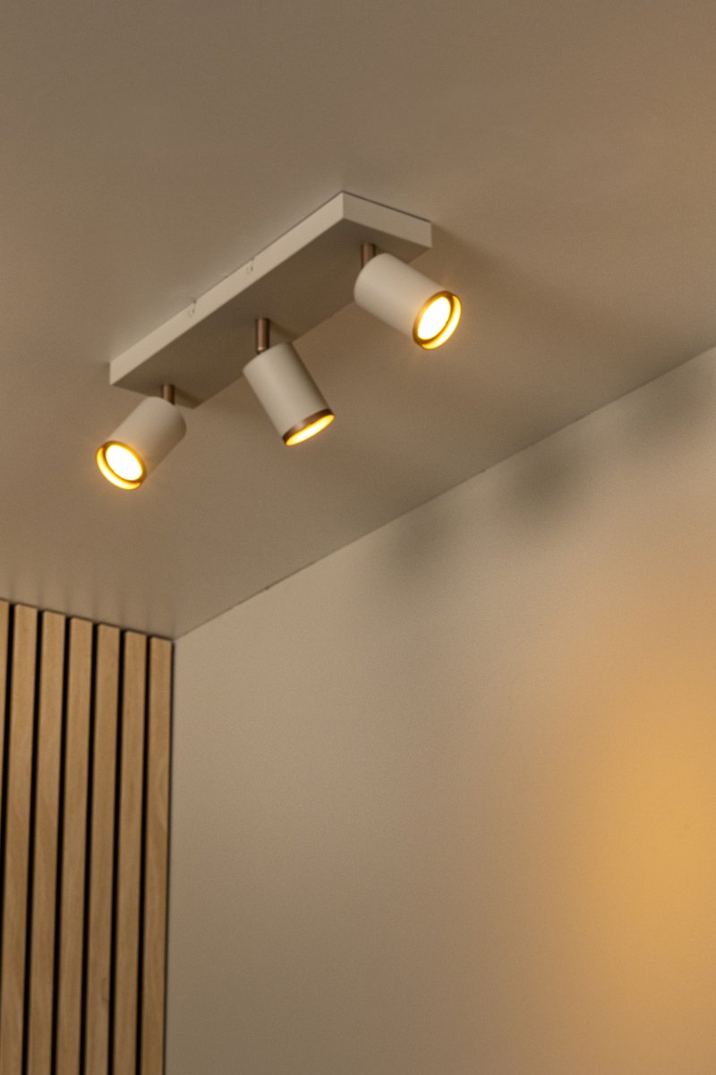 Regina 3 Taupe spotlight Von Lucide - Dank der drei verstellbaren Strahler l&auml;sst sich das Licht einfach dorthin lenken, wo Sie es ben&ouml;tigen &ndash; f&uuml;r eine funktionale und flexible Beleuchtung.