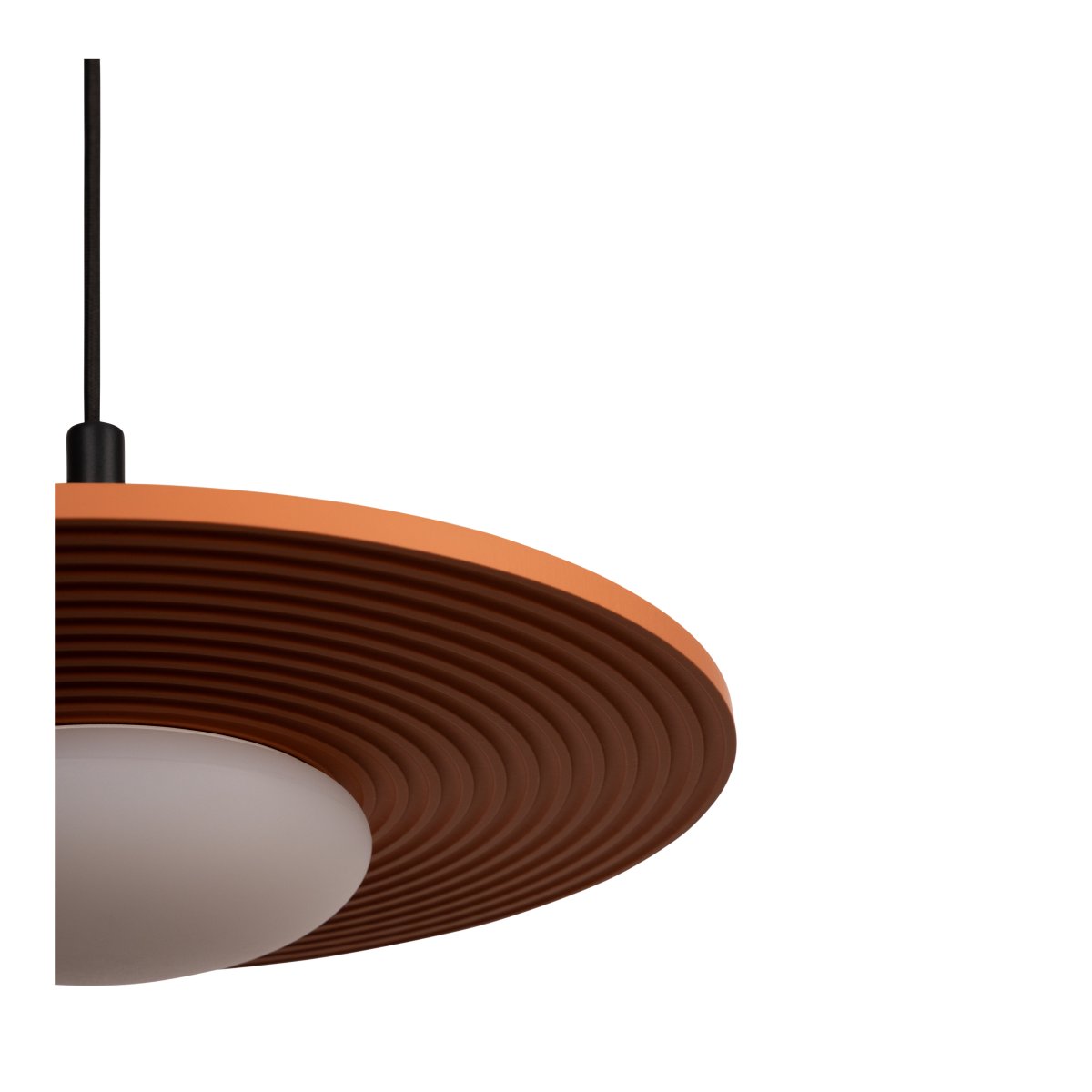 Carmino Ø38 Terrakotta hängelampe Von Lucide - Die gerippte Unterseite des Schirms bildet eine dekorative Struktur und harmoniert perfekt mit den schwarzen Metalldetails der Leuchte.