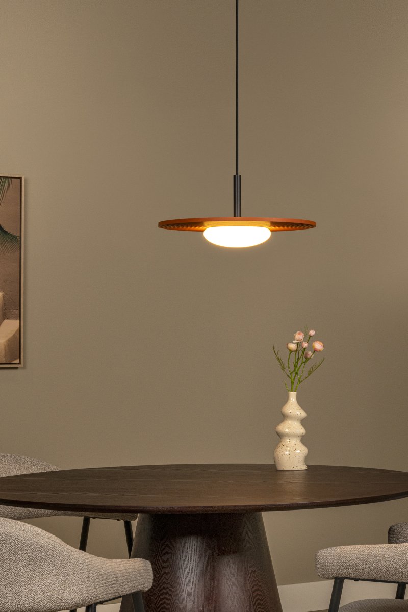 Carmino Ø38 Terrakotta hängelampe Von Lucide - Die gerippte Unterseite des Schirms bildet eine dekorative Struktur und harmoniert perfekt mit den schwarzen Metalldetails der Leuchte.