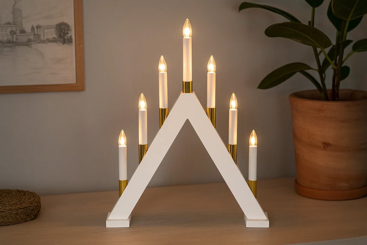 Hilda 7 Weiß Von Pixie Design - Hilda ist ein klassischer Kerzenst&auml;nder mit sieben Armen aus Holz.