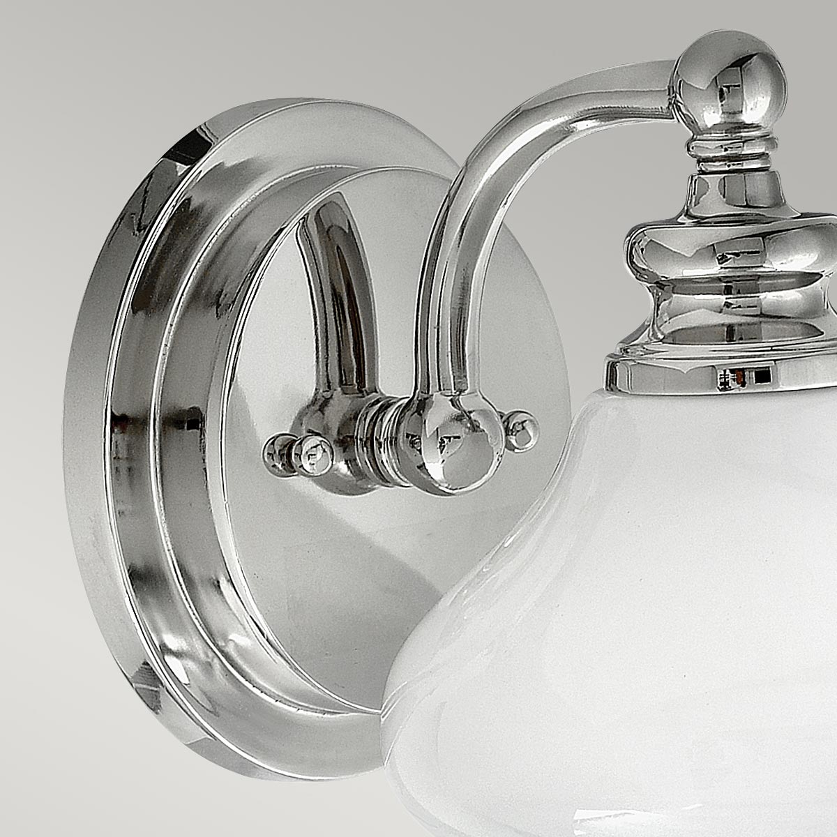 Ainsley Ø16 Chrom poliert badezimmerlampe Von Elstead Lighting - Der kuppelförmige Schirm aus Opalglas sorgt für ein sanftes und angenehmes Licht und harmoniert perfekt mit dem eleganten, polierten Chrom.