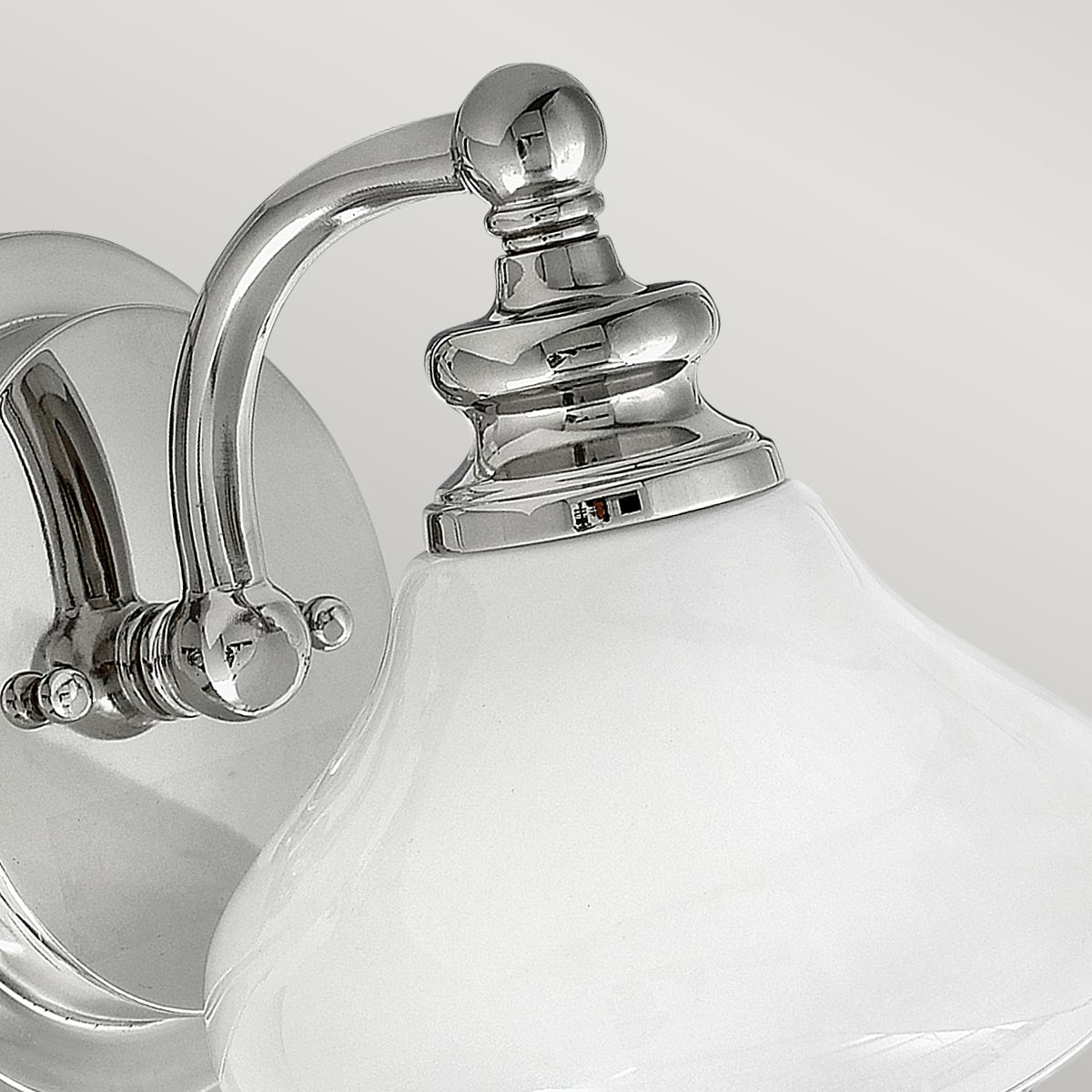 Ainsley Ø16 Chrom poliert badezimmerlampe Von Elstead Lighting - Der kuppelförmige Schirm aus Opalglas sorgt für ein sanftes und angenehmes Licht und harmoniert perfekt mit dem eleganten, polierten Chrom.
