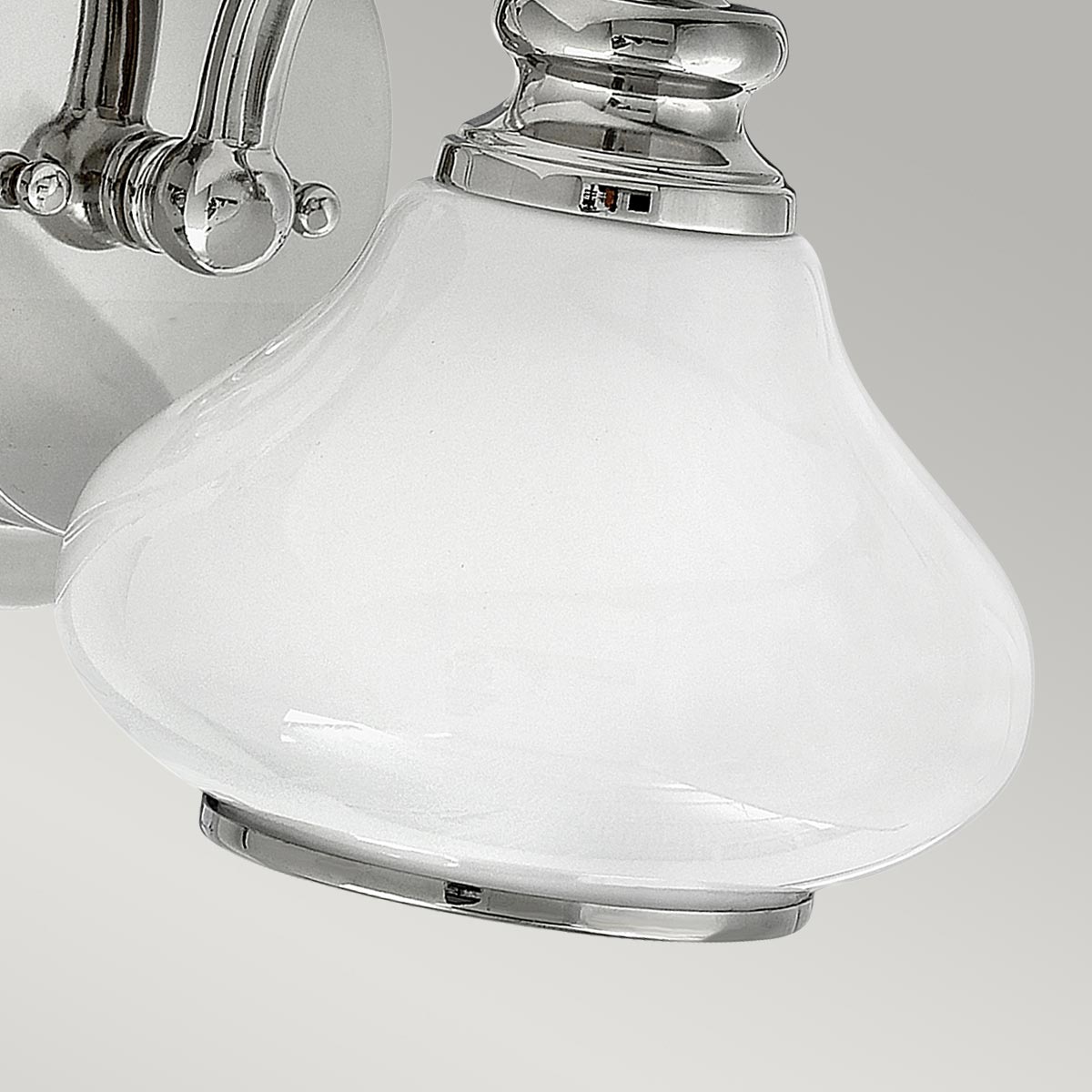 Ainsley Ø16 Chrom poliert badezimmerlampe Von Elstead Lighting - Der kuppelförmige Schirm aus Opalglas sorgt für ein sanftes und angenehmes Licht und harmoniert perfekt mit dem eleganten, polierten Chrom.