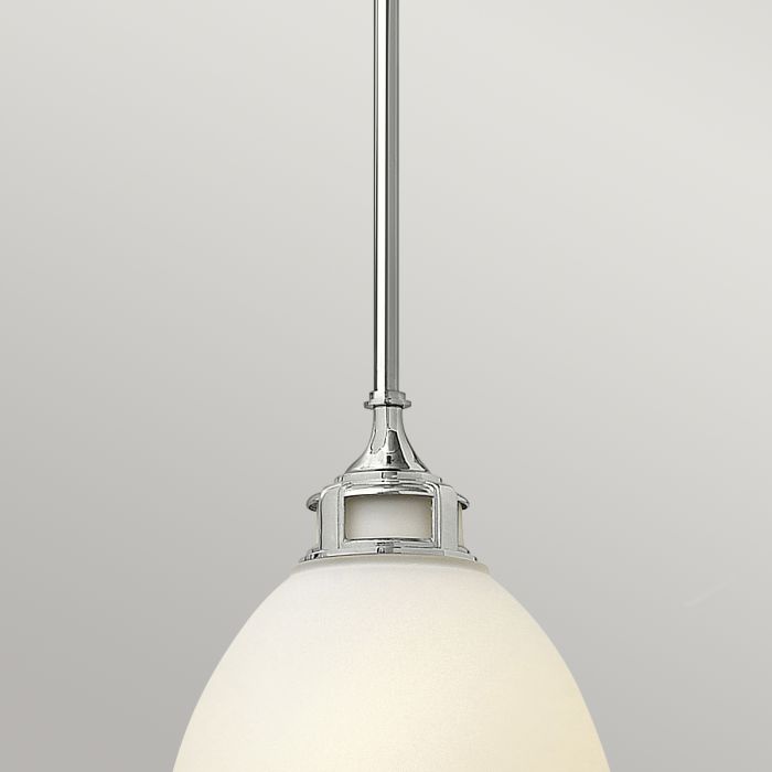 Amelia Ø32 Chrom hängelampe Von Elstead Lighting - Amelia har en klassisk pendeldesign som f&ouml;rnyar vintage-detaljer med ett gjutet glasf&auml;ste, en gjuten metallram samt framtr&auml;dande g&aring;ngj&auml;rn och sp&auml;nnen.