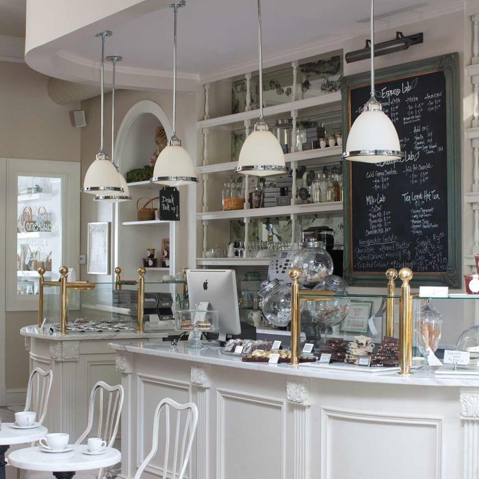 Amelia Ø32 Chrom hängelampe Von Elstead Lighting - Amelia har en klassisk pendeldesign som f&ouml;rnyar vintage-detaljer med ett gjutet glasf&auml;ste, en gjuten metallram samt framtr&auml;dande g&aring;ngj&auml;rn och sp&auml;nnen.