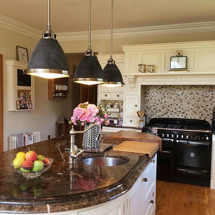 Amelia Ø32 Antikes Zink hängelampe Von Elstead Lighting - Kupolen har en etsad prismatisk bottenlins, och denna helmetalliska versionen i antik-zink har en autentisk vintagelook.