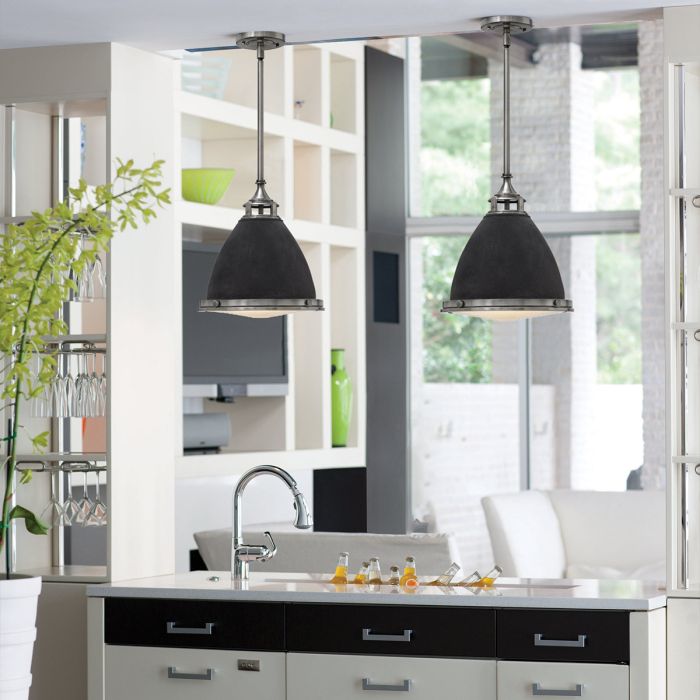 Amelia Ø32 Antikes Zink hängelampe Von Elstead Lighting - Kupolen har en etsad prismatisk bottenlins, och denna helmetalliska versionen i antik-zink har en autentisk vintagelook.